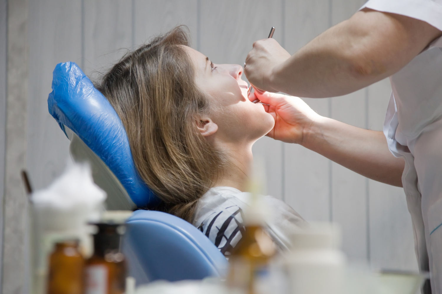 Rodzaje zabiegów rehabilitacyjnych w stomatologii: Na czym polegają i komu są skierowane?